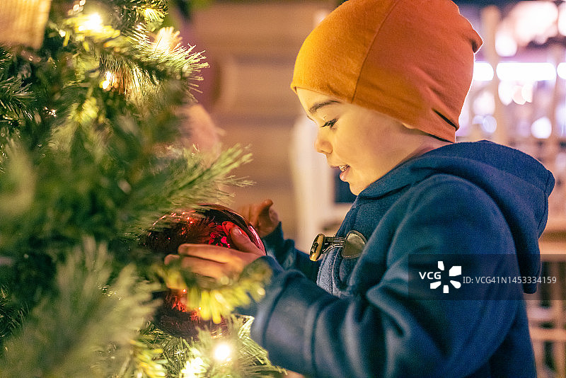 小男孩在城市享受圣诞节图片素材