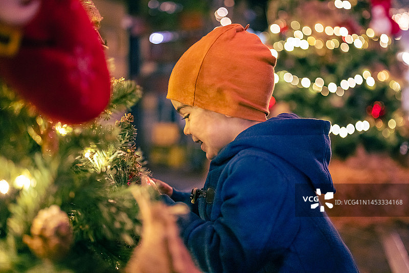 小男孩在城市享受圣诞节图片素材
