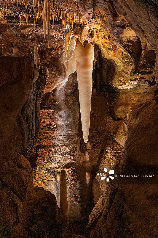 洞穴中的钟乳石形成图片素材