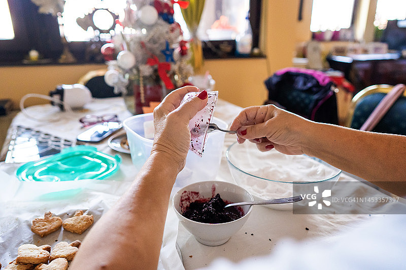 年长的女人制作甜点图片素材