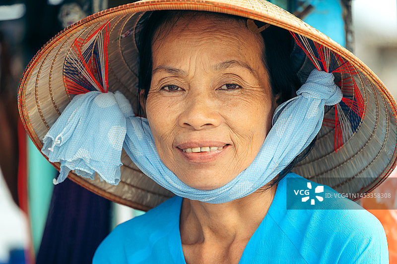 微笑的中年越南女人肖像图片素材