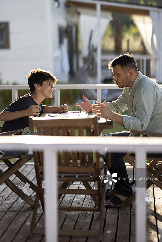 严厉的父亲训斥着顽皮的儿子图片素材