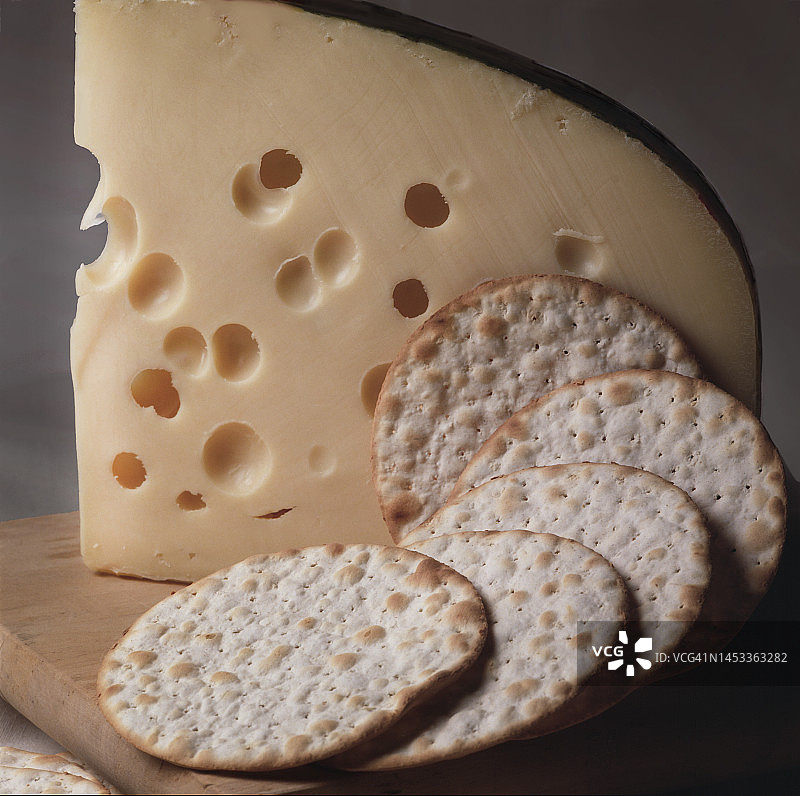 瑞士奶酪和饼干图片素材