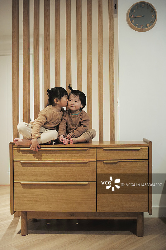 亚洲小女孩亲吻小男孩图片素材