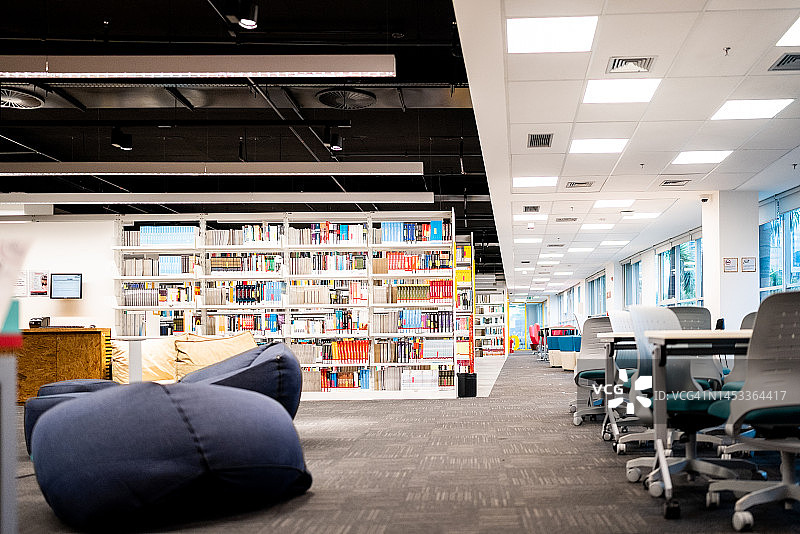 空旷的图书馆内部图片素材