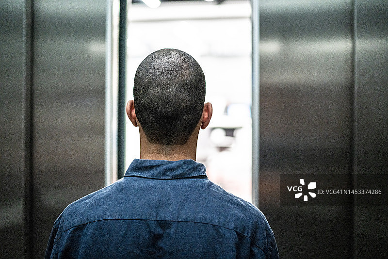 视障男人等待电梯开门图片素材