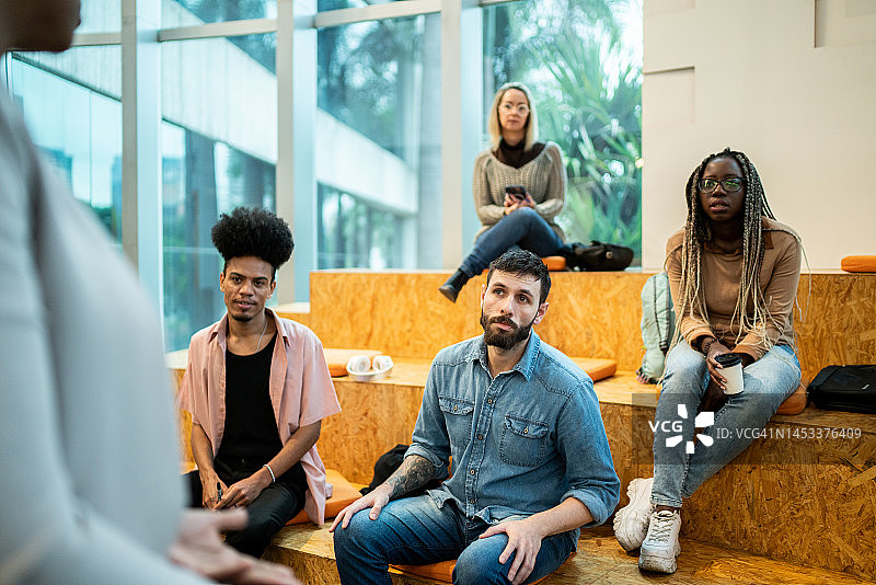 大学生在礼堂听讲座图片素材