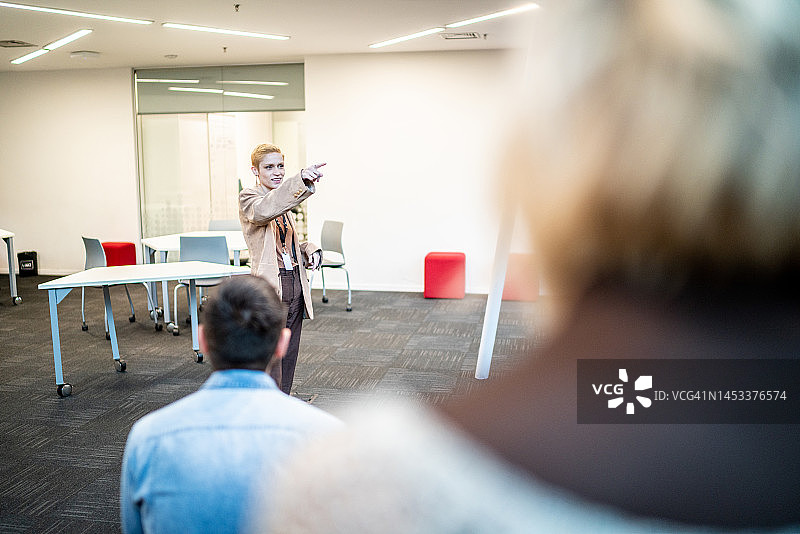 大学生向学生讲课图片素材