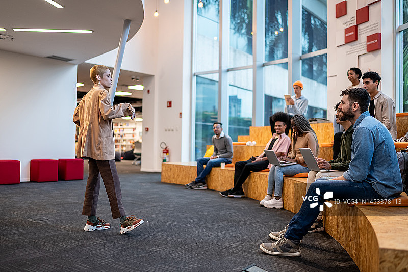 在大学或商务会议上给学生讲课的年轻女学生图片素材