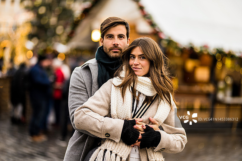 年轻情侣在城市里一起享受圣诞节图片素材