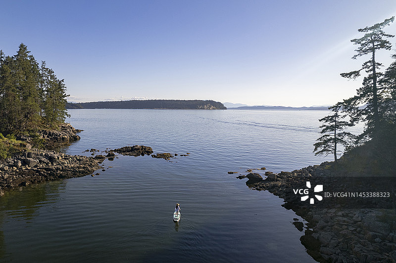 夏季桨板运动探险之旅图片素材