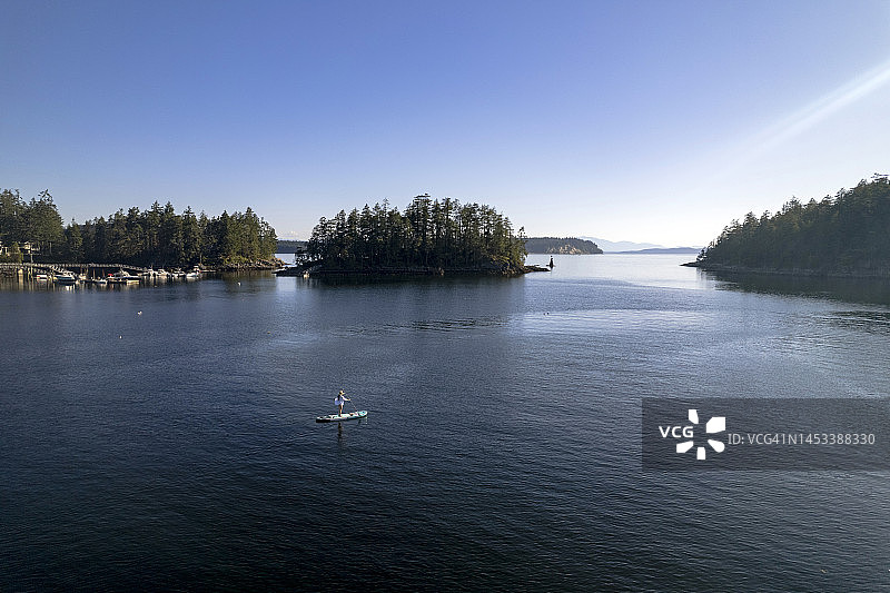 夏季桨板运动探险之旅图片素材