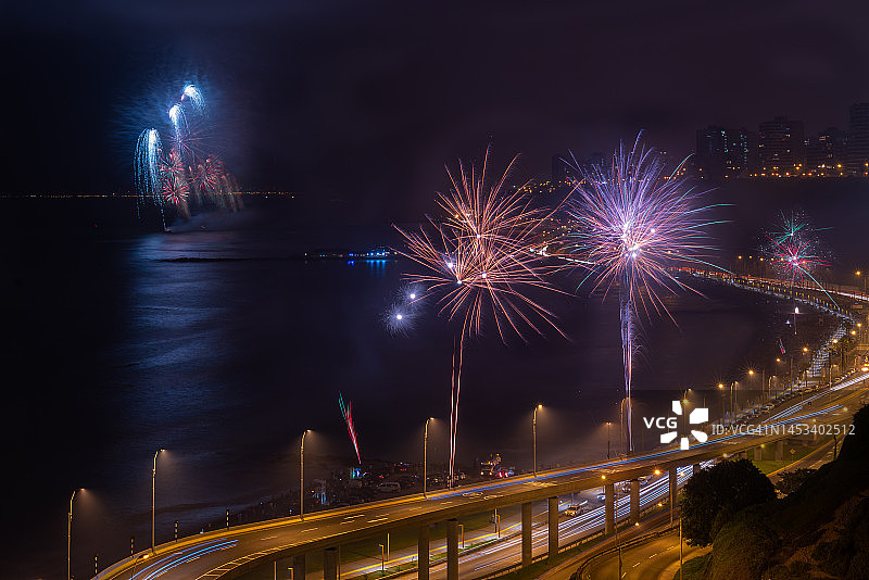 利马海滩烟花庆祝活动图片素材