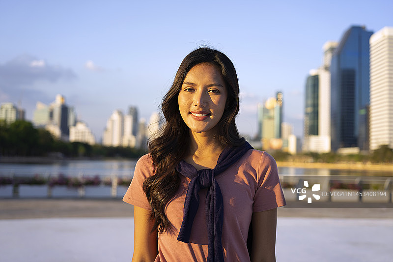 城市旅行的女人图片素材