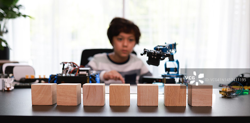 天才儿童组装和运行机器人学习套件，科学技术课堂图片素材