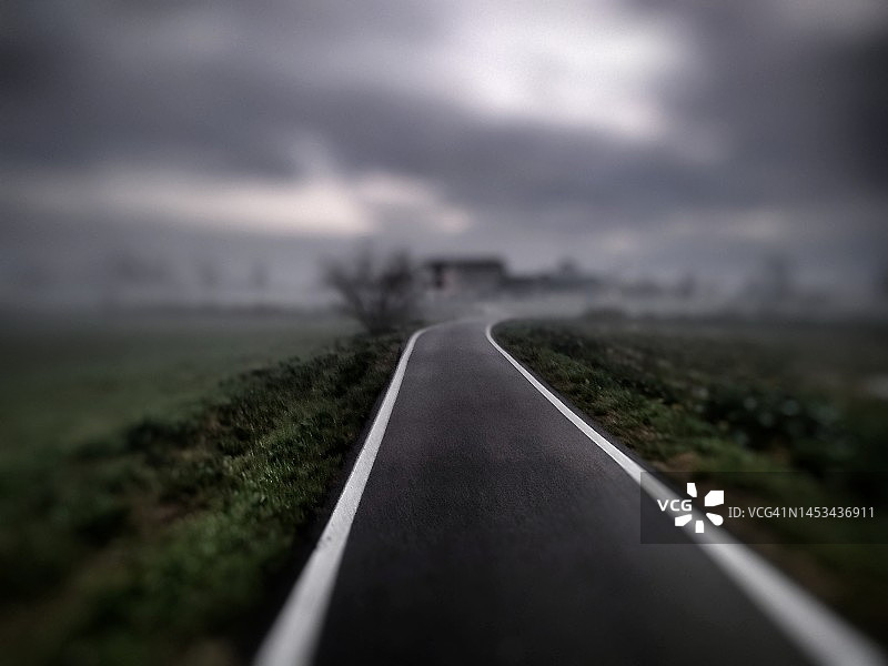 通往地平线的空旷道路图片素材