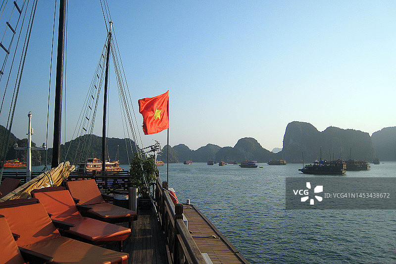 从传统帆船上眺望下龙湾图片素材