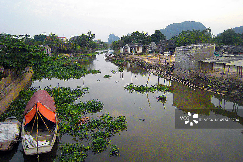 喀斯特山脉、河流与小船风景图片素材