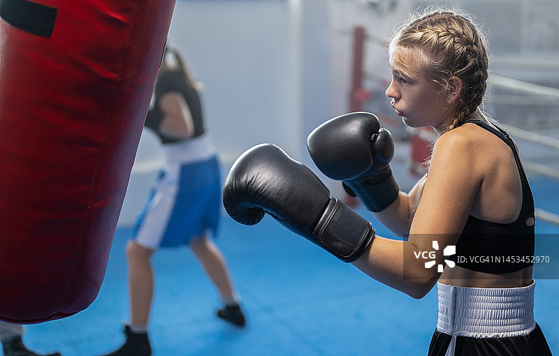 青少年女孩在拳击馆锻炼图片素材