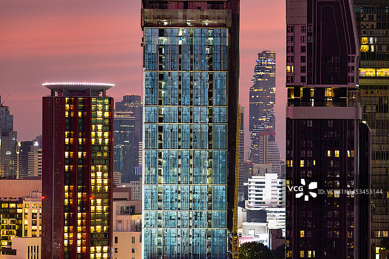 曼谷美丽的城市景观，以王权云顶大厦和美丽的日落天空为主图片素材