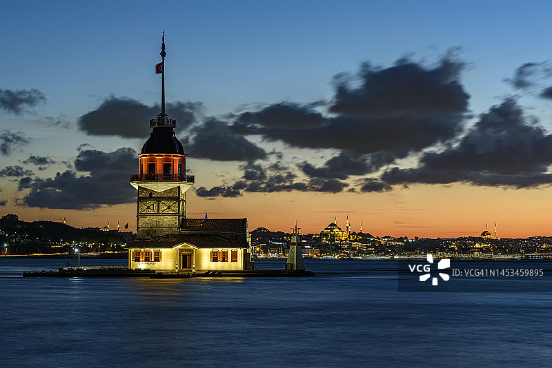 蓝色时分的少女塔图片素材