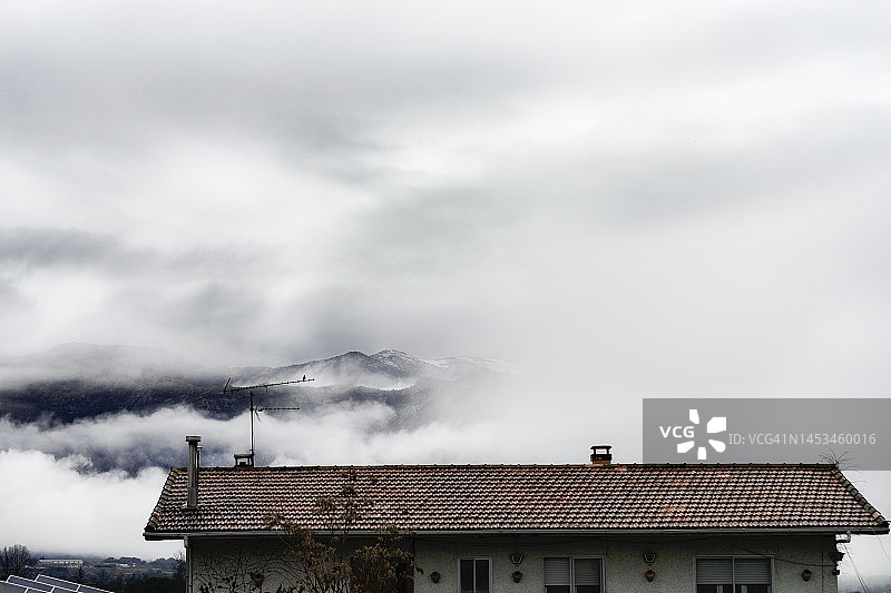 美丽山景上的层积云图片素材