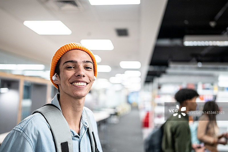 大学里的年轻男学生图片素材