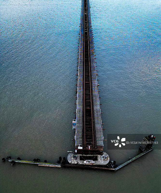 空中俯瞰铁路堤道图片素材