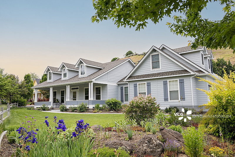 日落时分的郊区住宅（可见草坪和花园）图片素材