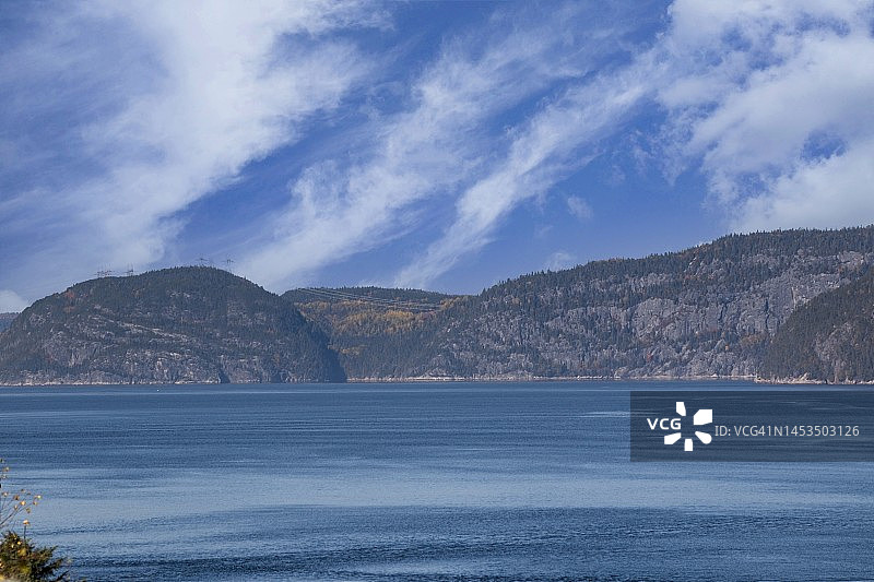 水、山脉和云图片素材