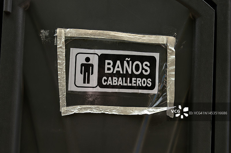 移动厕所门及“男士卫生间”标识图片素材