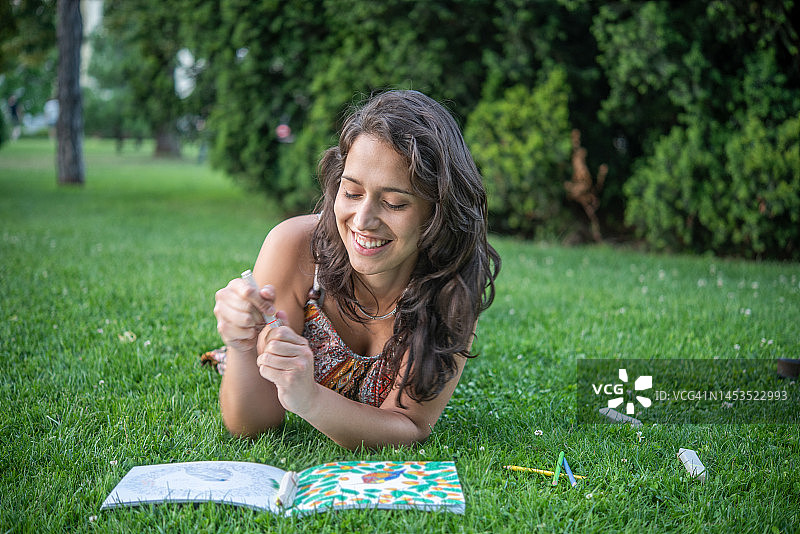 年轻女人在公园里玩得很开心图片素材