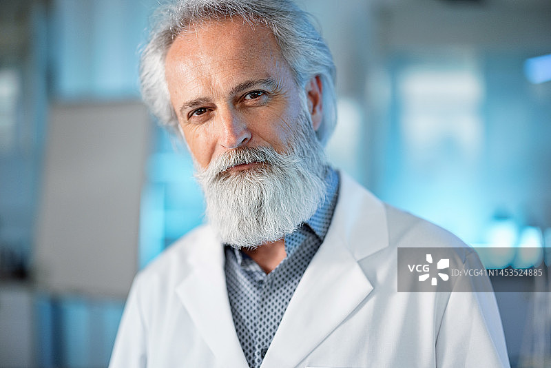一位老年研究员在实验室的肖像图片素材