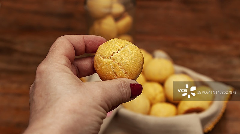 手拿咸玉米面包POV视角图片素材