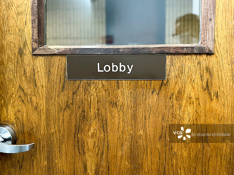 商业建筑大堂楼梯间内嵌窗户的门图片素材