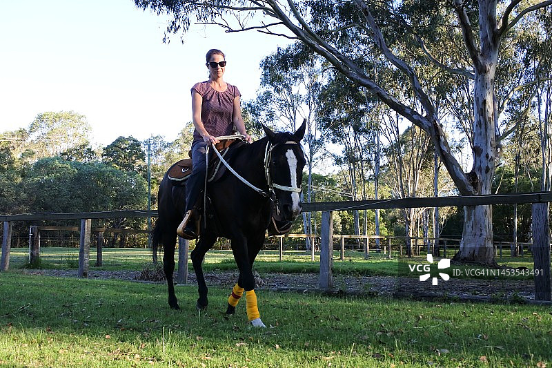 澳洲女人在农场骑马图片素材