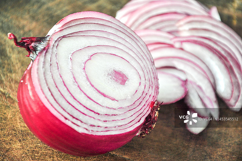 砧板上的红洋葱切片图片素材