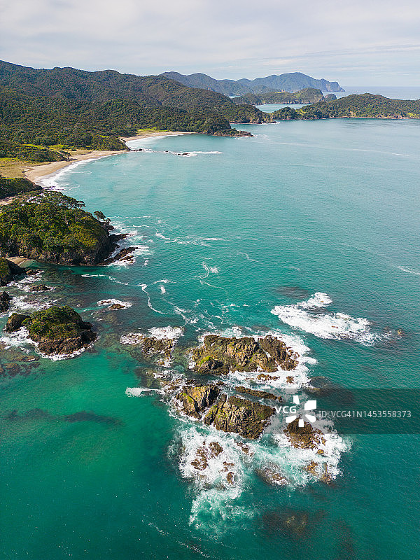碧绿海水的热带岛屿航拍图片素材