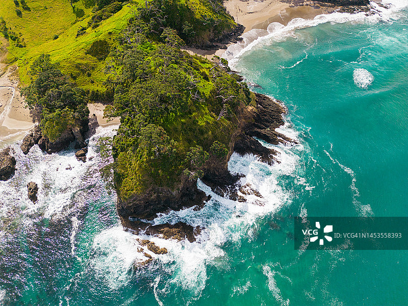 拥有蓝色海洋和珊瑚礁的热带风光图片素材