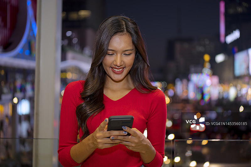夜间城市旅行的女子图片素材