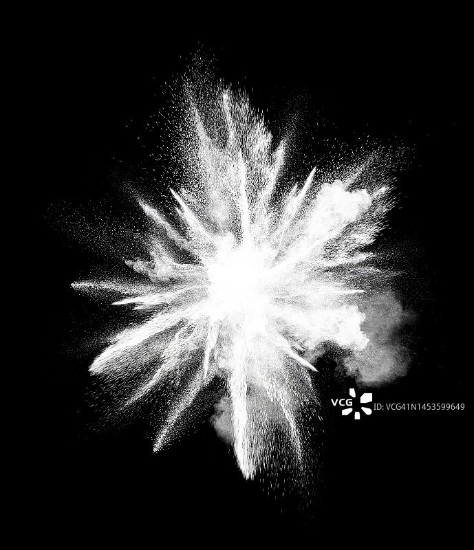 黑色背景上由灰尘和烟雾爆炸产生的冲击波图片素材
