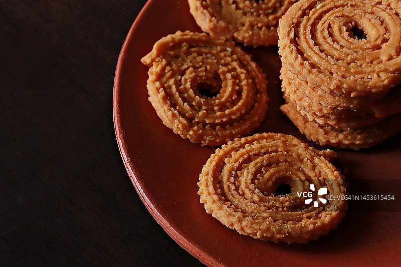 陶土盘中印度小吃Murukku特写图片素材