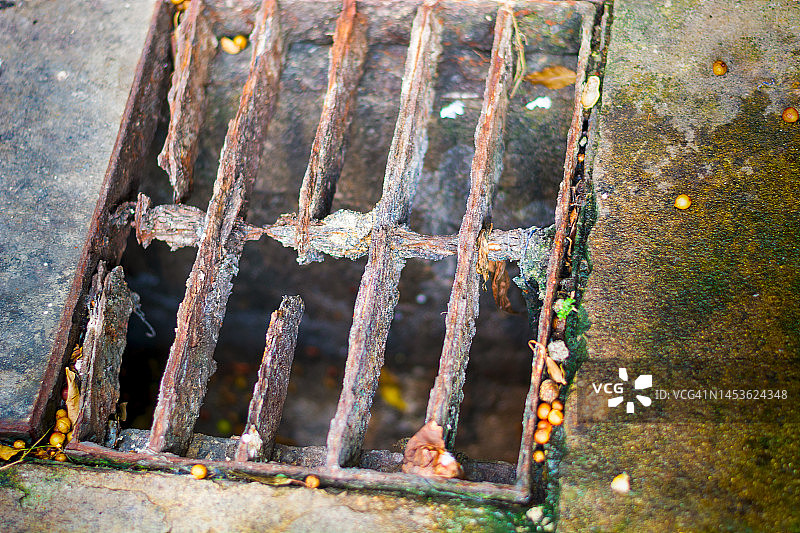 锈迹斑斑的下水道井盖图片素材