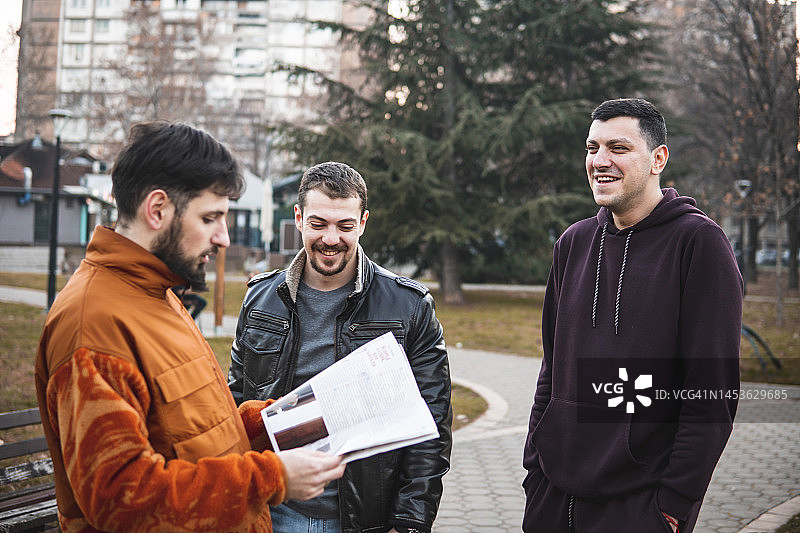 白人男子在公园里一起微笑图片素材