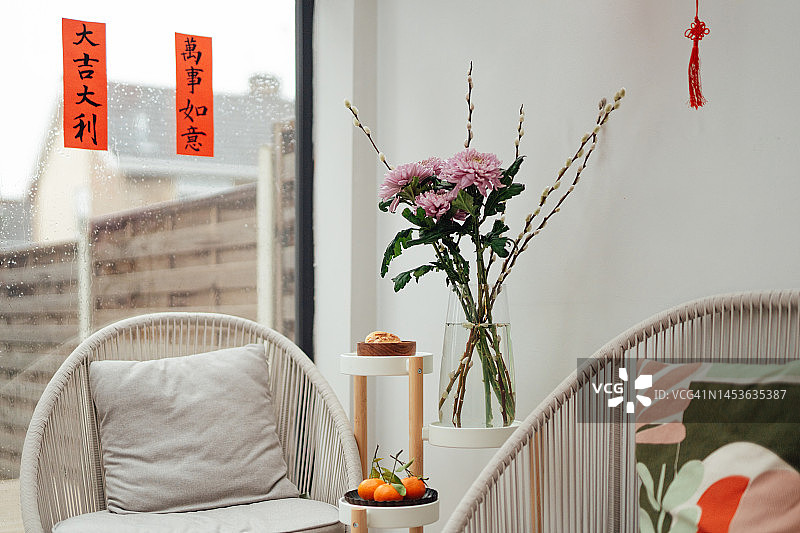 带有中国新年装饰品的现代家居室内图片素材