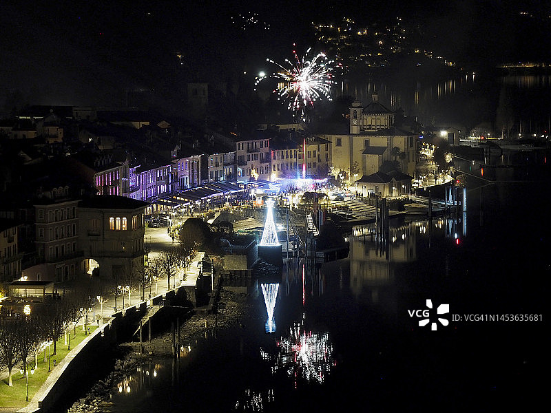 马焦雷湖坎诺比奥主广场新年焰火表演图片素材