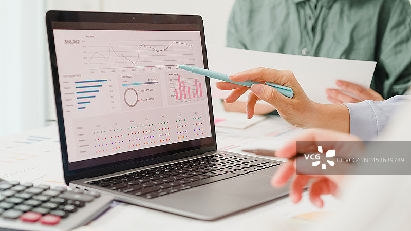 亚洲商业人士在办公室讨论项目计划和财务业绩图片素材