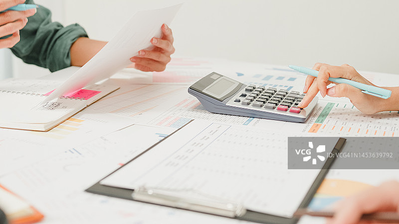 亚洲商业人士在办公室讨论项目计划和财务业绩图片素材