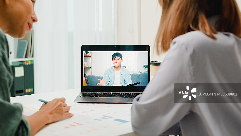 亚洲商务人士在线商务会议视频通话讨论办公室项目计划和财务结果特写图片素材