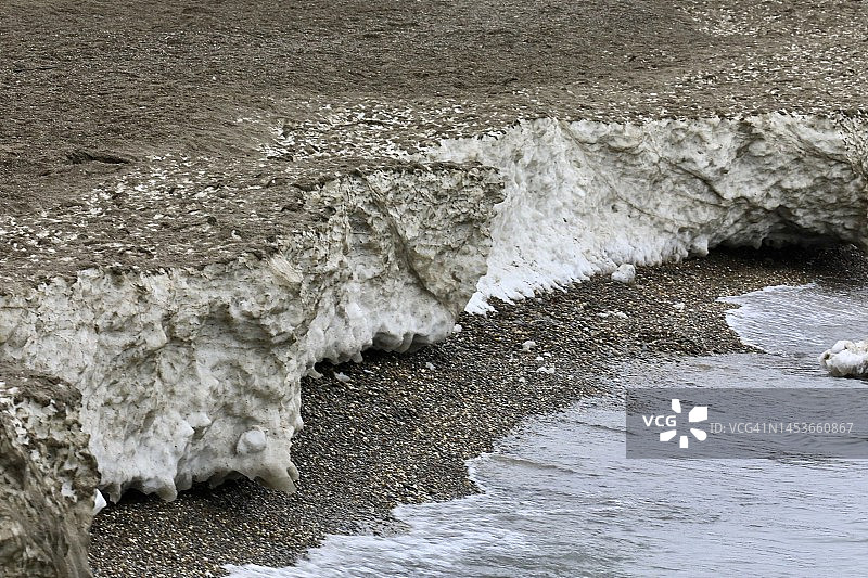 湖岸上的积雪图片素材